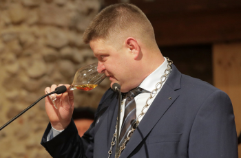 « Envie de fraicheur ? » Par ces fortes chaleurs, le Major Julien Beck propose aux amateurs de découvrir des vins qui rappellent par leur millésime, leur cépage ou encore par des mentions la sensation de fraicheur..